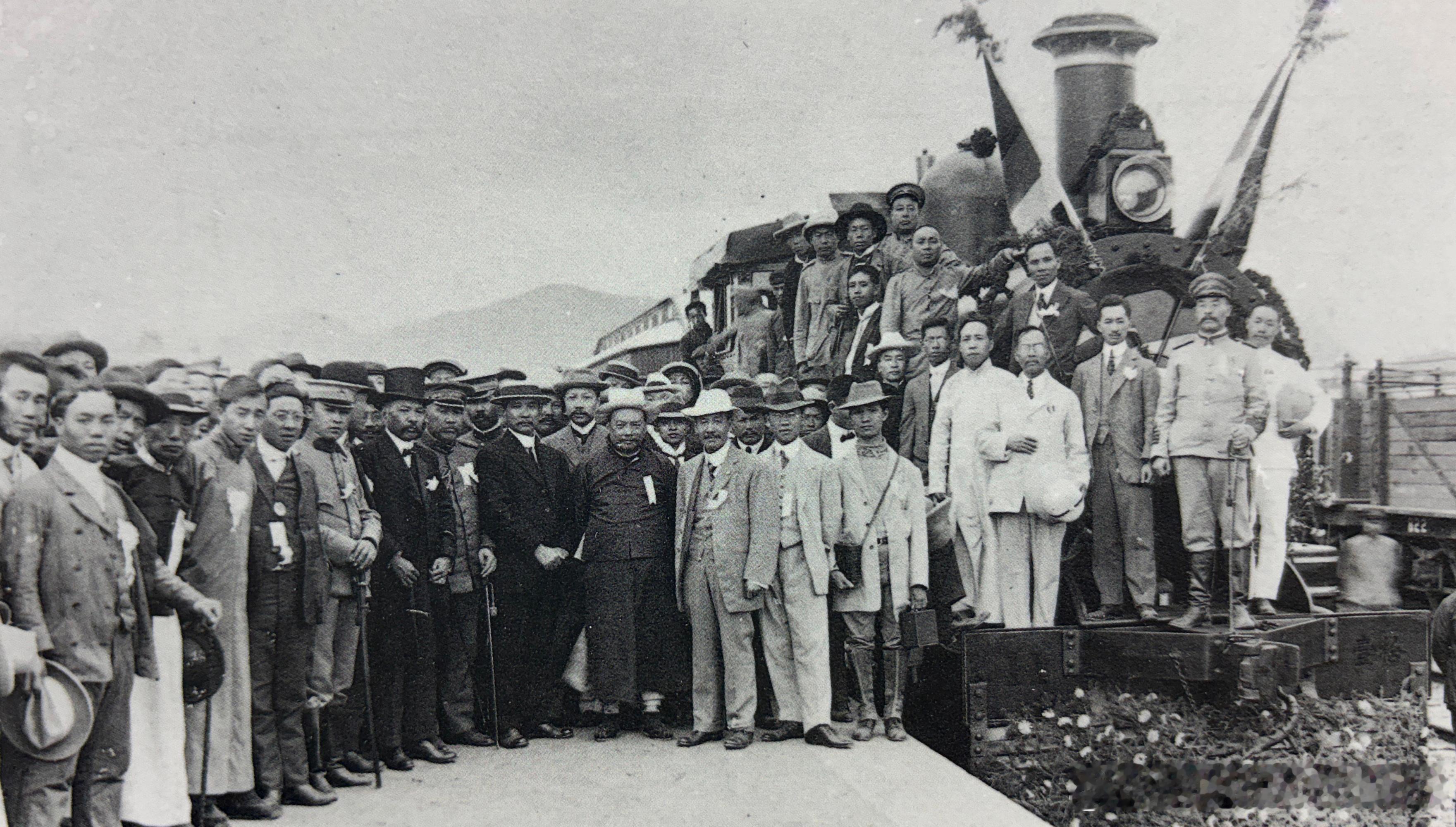 1912年9月6日孙中山在张家口车站月台上与欢迎者合影历史影像