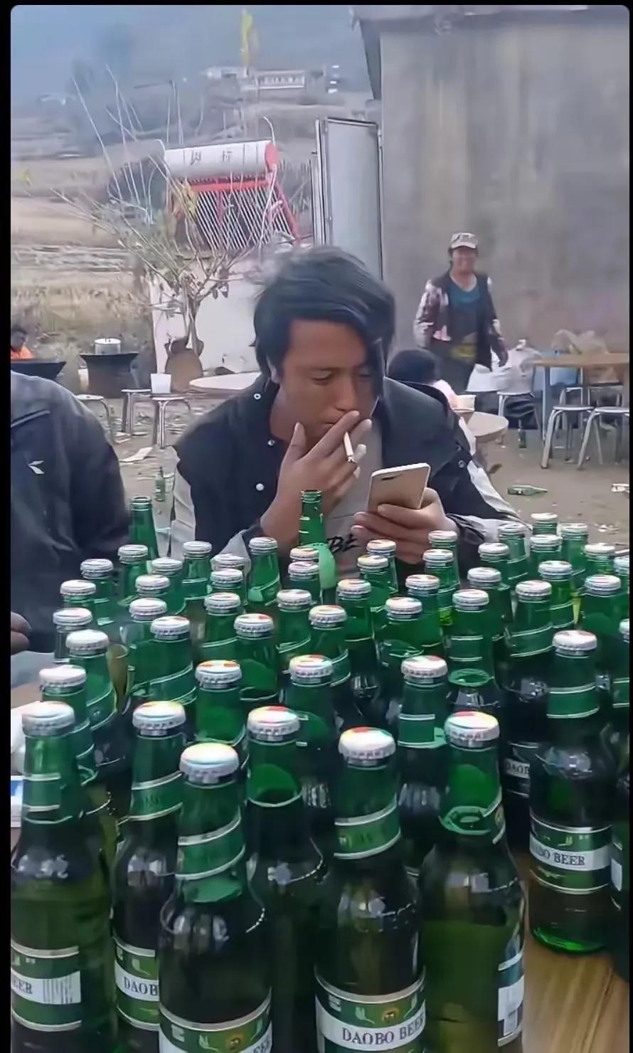 英语老师怀二胎，上不了课。
家萎会：大家筹措资金请老师[泪奔][泪奔][泪奔][