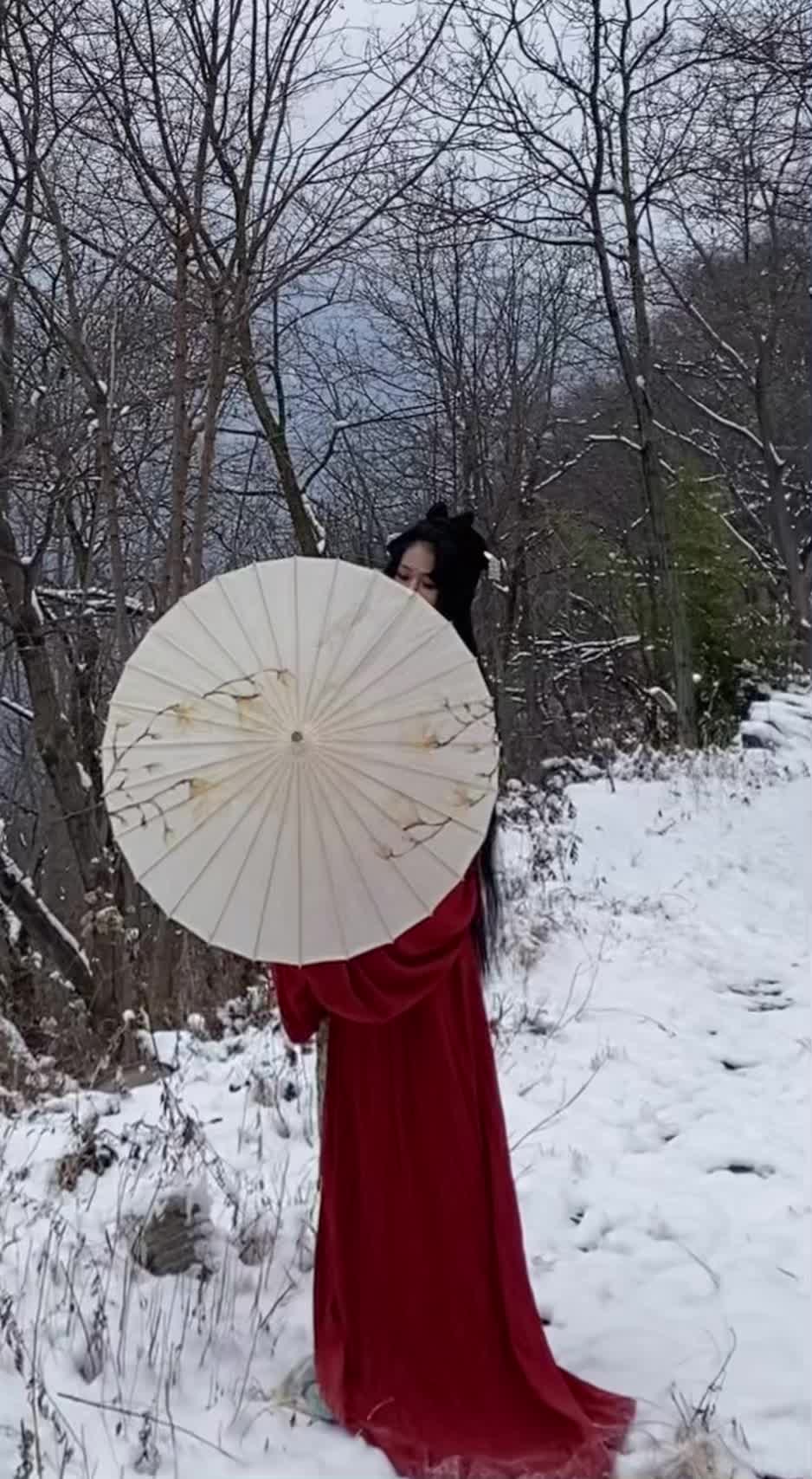 “待到花开时，你我自会相见。”