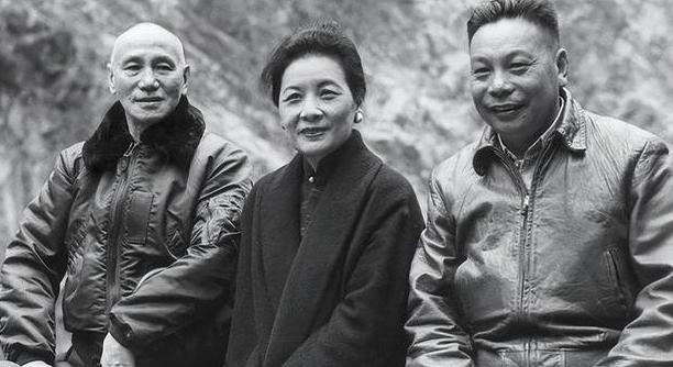 1941年，51岁的陈济棠携夫人，正坐在专机上，闭目养神。突然，被一名年轻女子喝