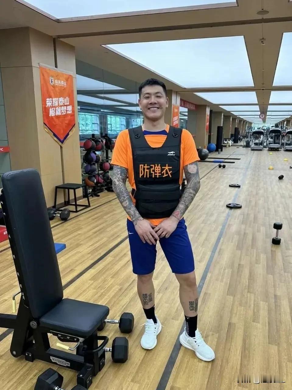 泰山队球员并没有像外界传闻的那样对俱乐部有抵制情绪，王大雷身着防弹衣意在反抗球迷