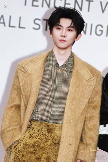 马嘉祺名利场贵公子 马嘉祺在名利场中就像一颗璀璨的钻石，无论从哪个角度看都闪耀着