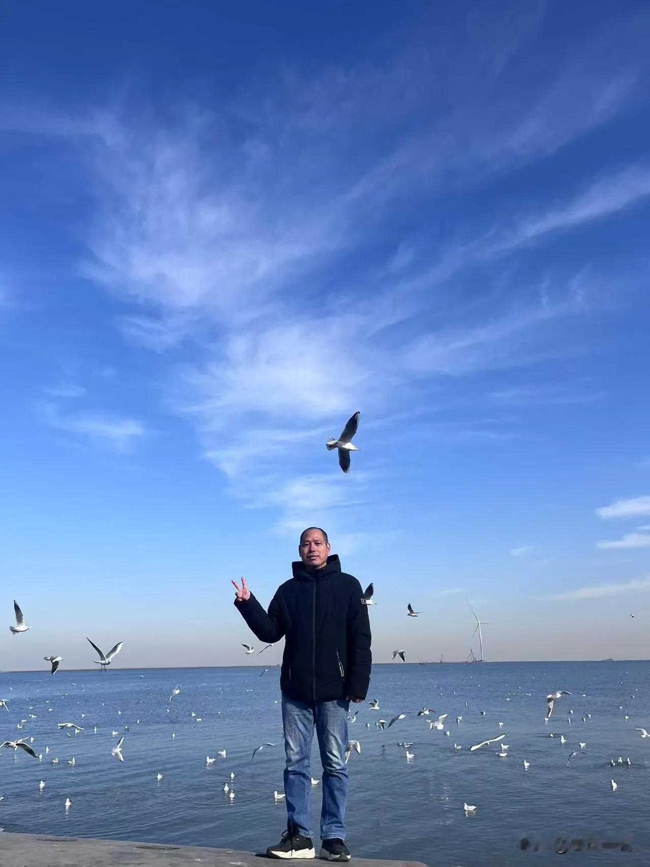 今天与朋友一起来到天津东疆海边游玩，这边也是网红景点，可惜是冬季，来游玩的人比较