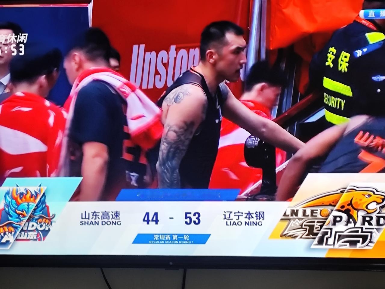 缺少了高诗岩的山东高速男篮打得一地稀碎，控卫是山东高速最大的短板。CBA揭幕战山