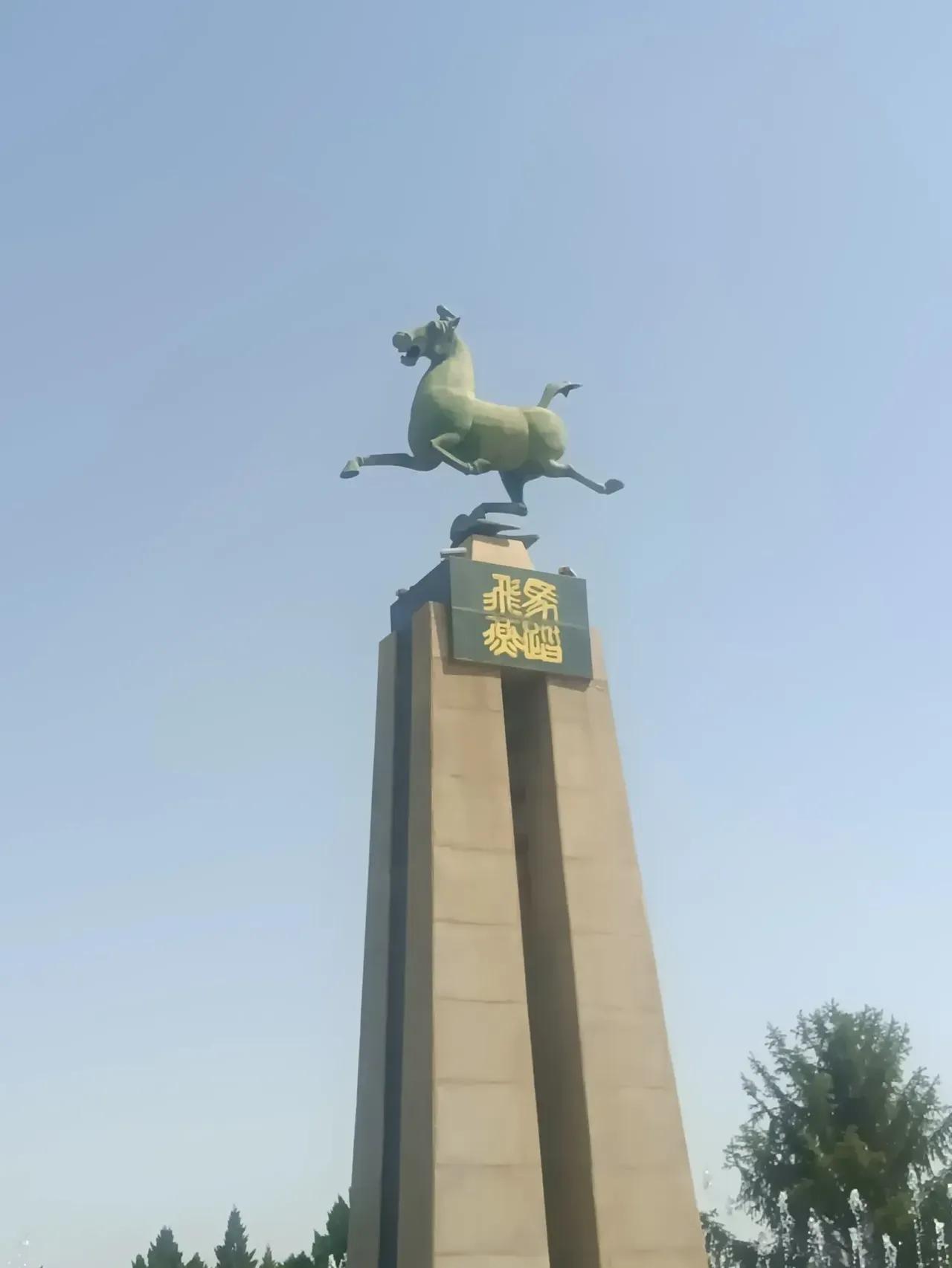 雷台：历史与文化的璀璨交融
 
雷台是一座气势恢宏的长方形人工夯筑土台，它巍峨耸