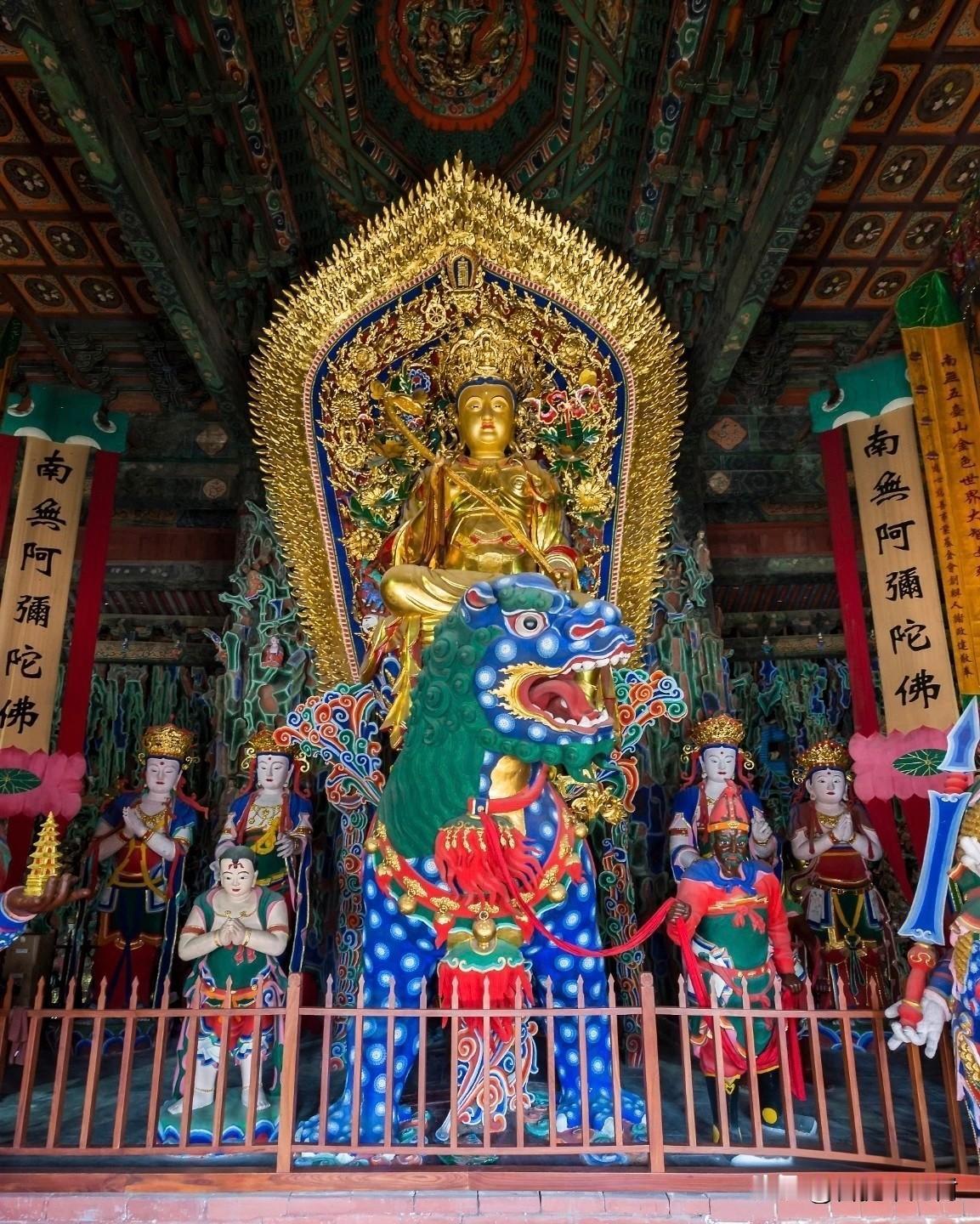 殊像寺｜五台山体量最大的文殊圣像，站在殿内瞬间被震撼
 
来过五台山，要是没进殊