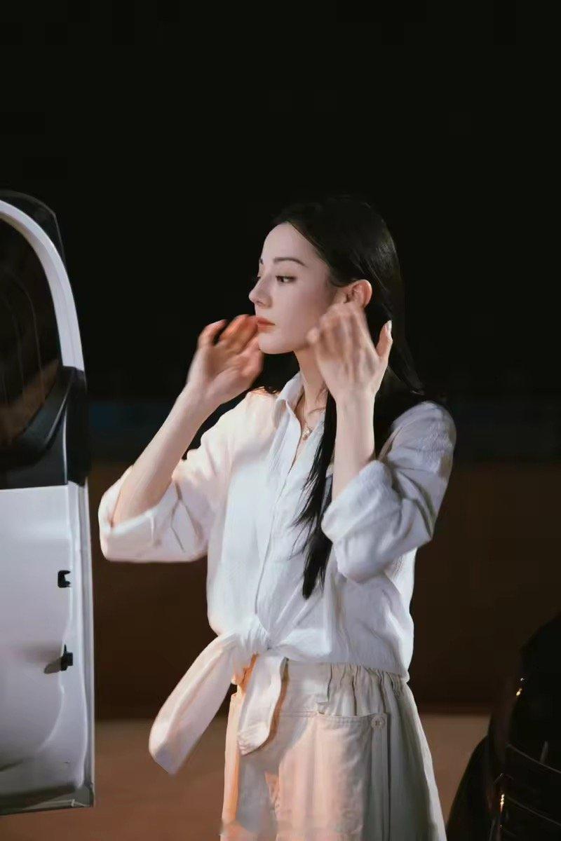 迪丽热巴手上还有输液的淤青谁懂啊！看到热巴手背上的输液淤青，瞬间觉得美女太不容易