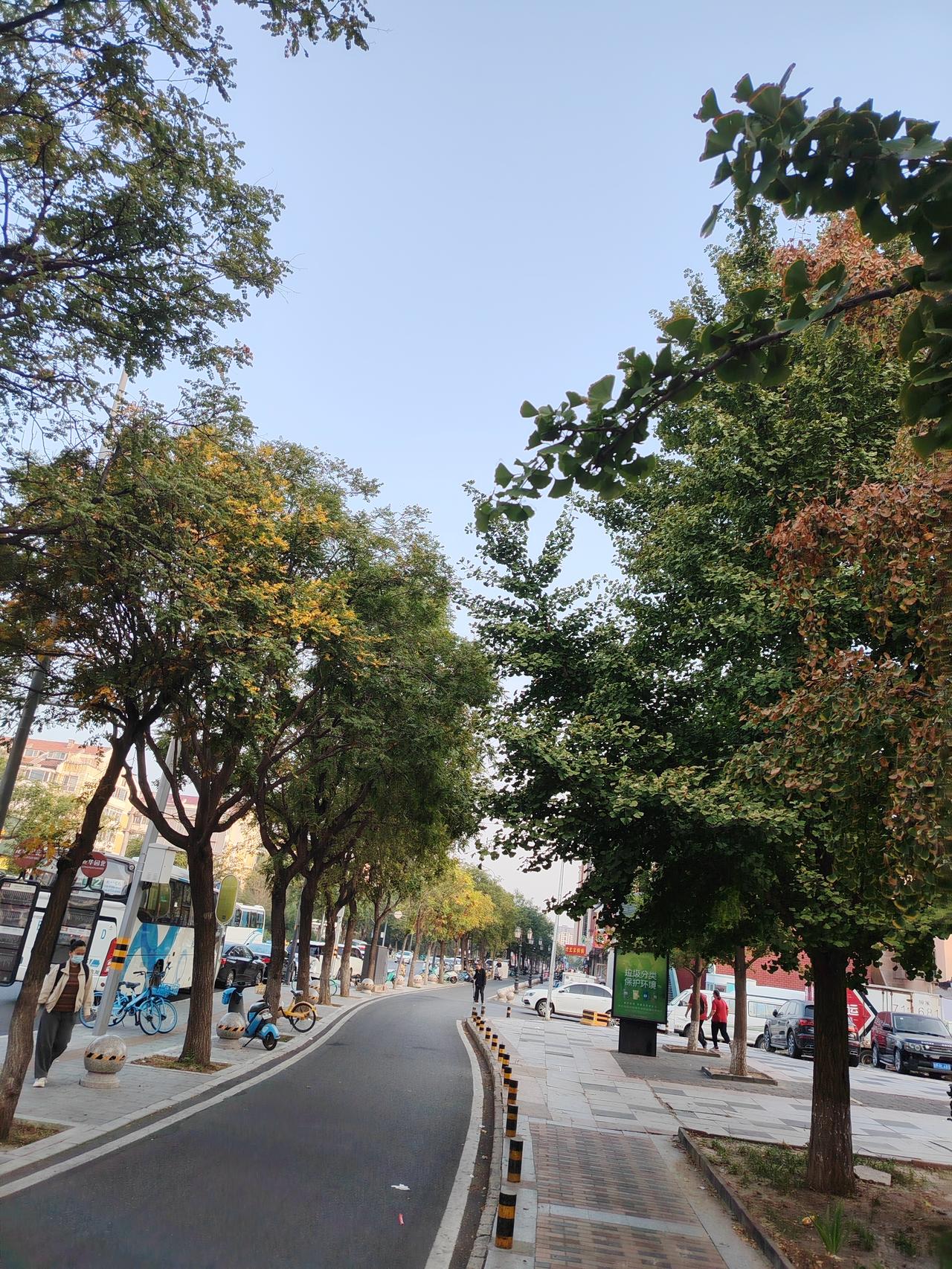 中秋的意义从不是月饼的标价，而是藏在团圆里的温情。有人为天价礼盒买单，却忘了家人