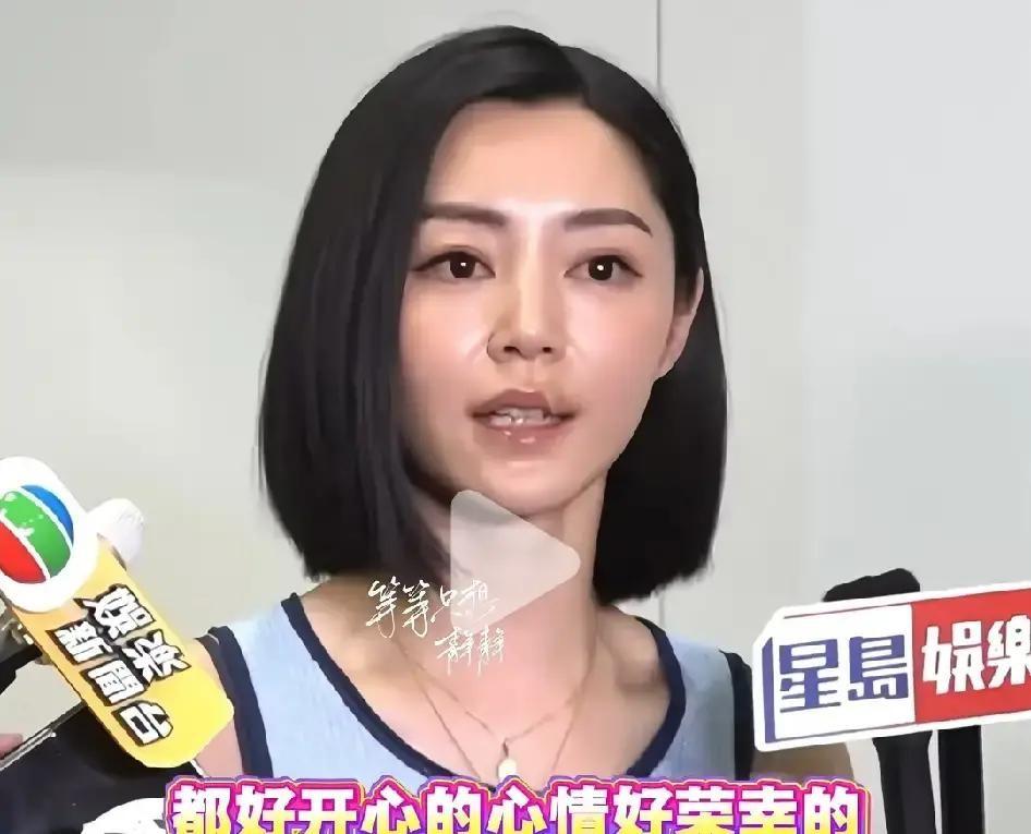 别人都在谈笑风生，她却低着头匆匆离开，网上瞬间炸开了锅，全在传这位香港女演员被内