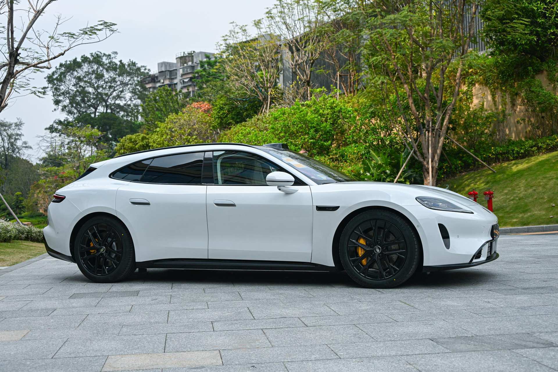 网友拍摄的白色尚界z7t 大家感受一下这个侧颜新车