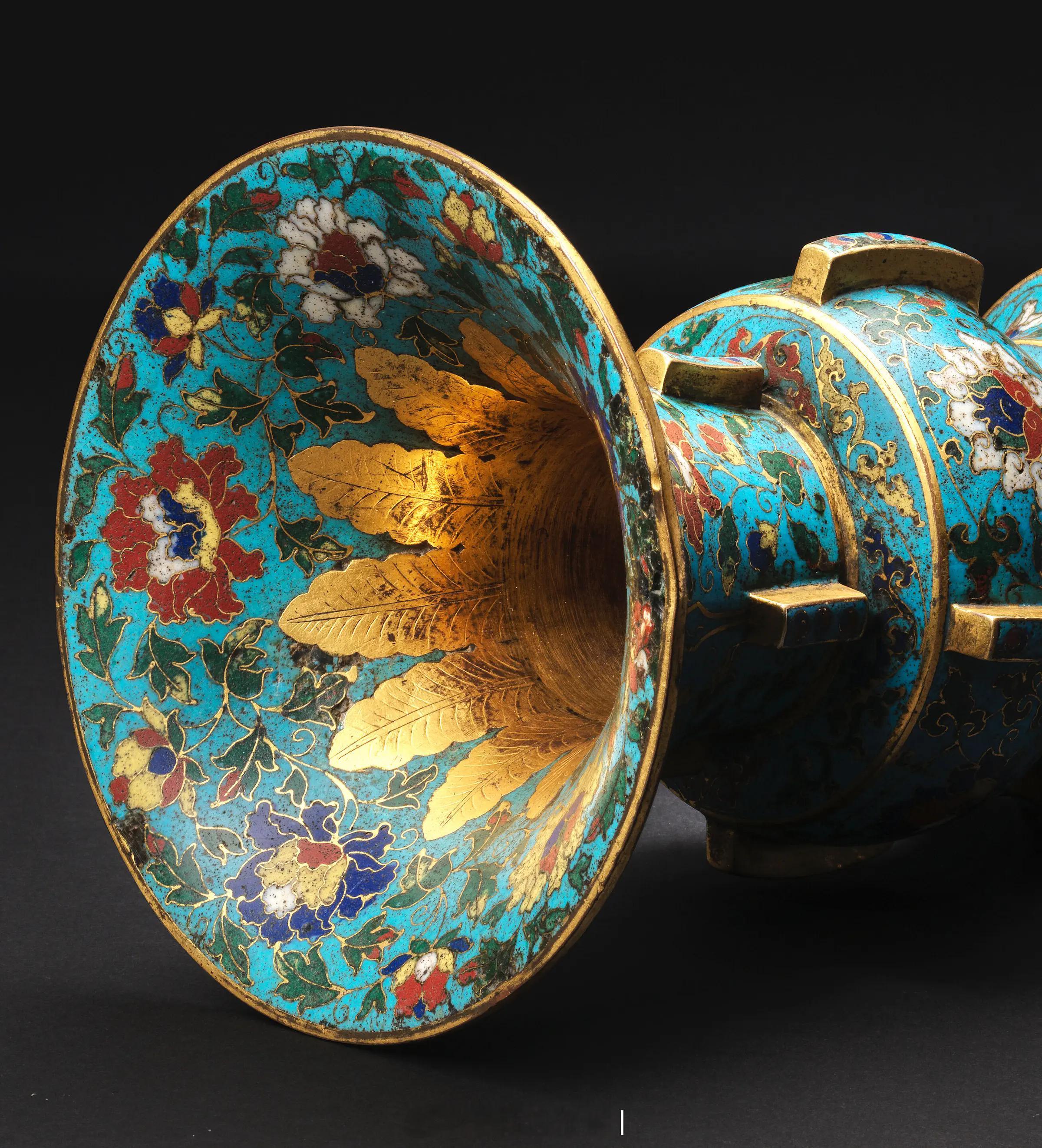 明宣德 铜胎掐丝珐琅缠枝花卉纹出戟尊尺寸：18.5cm来源：伦敦邦瀚斯2025秋