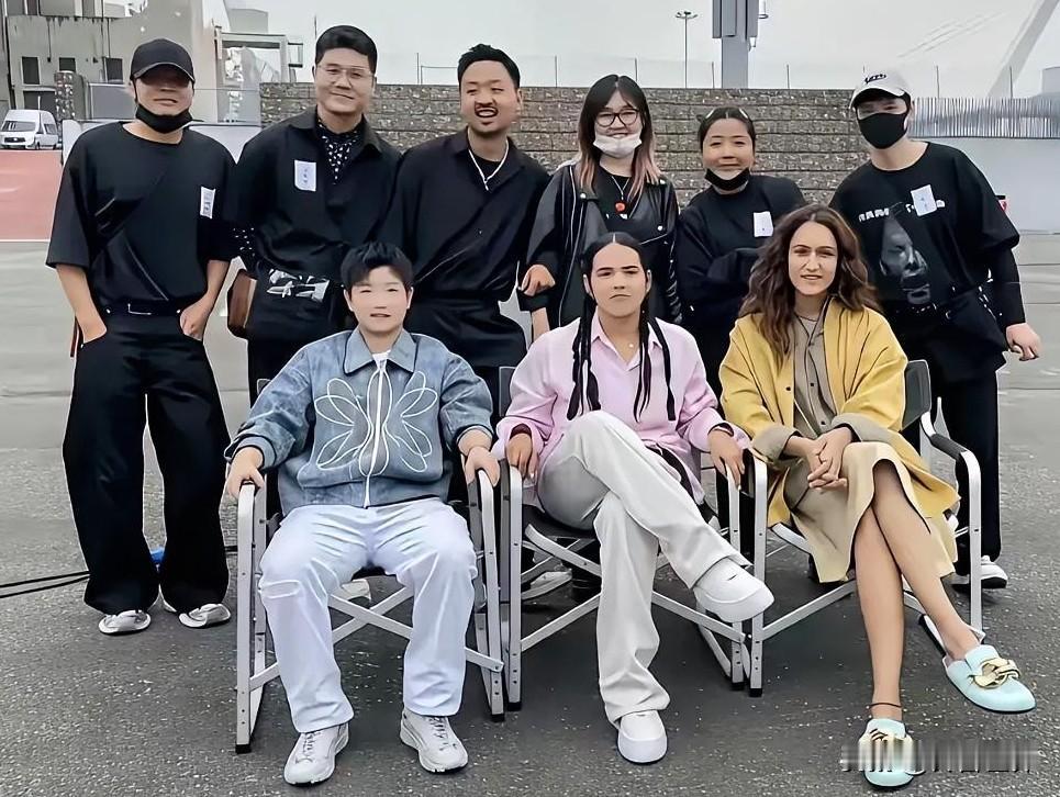 前排三大美女，谁最霸气？都很自然，随意，表现出的却是各自的性格。莎宝的气场最足，