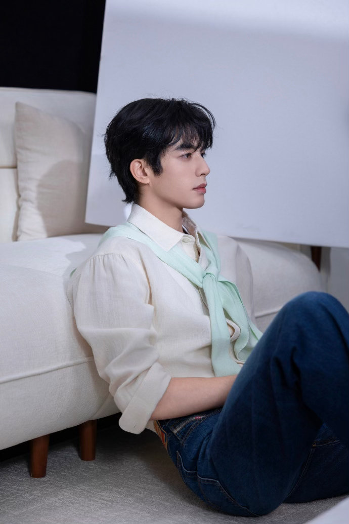 宋威龙单手公主抱成恋爱教科书 包上恩被抱起来之后，下意识地搂住了宋威龙的脖子。这