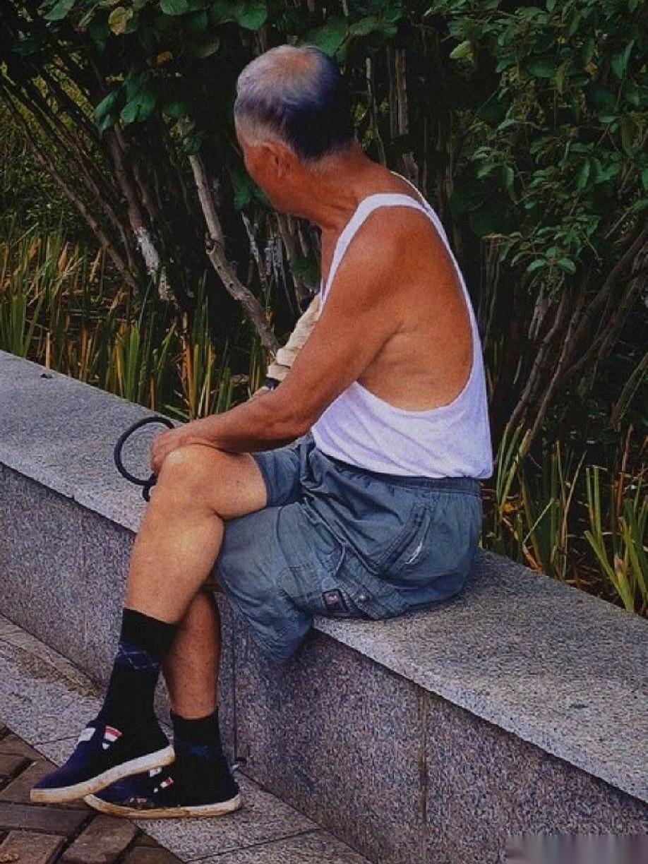 隔着半条走廊，那股尿骚味就直往天灵盖里钻。
我死死攥着门把手，深呼吸了三次，才把