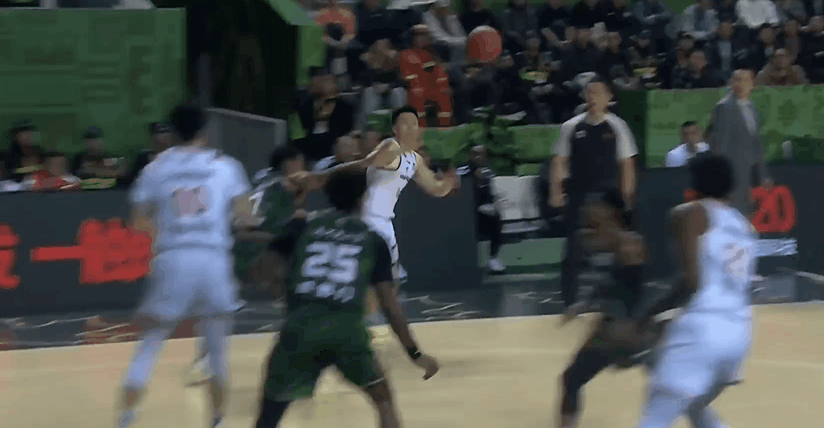 李弘权不看人传球真漂亮！怀特塞德篮下吃饼暴扣



上海精彩的团队配合，李弘权持