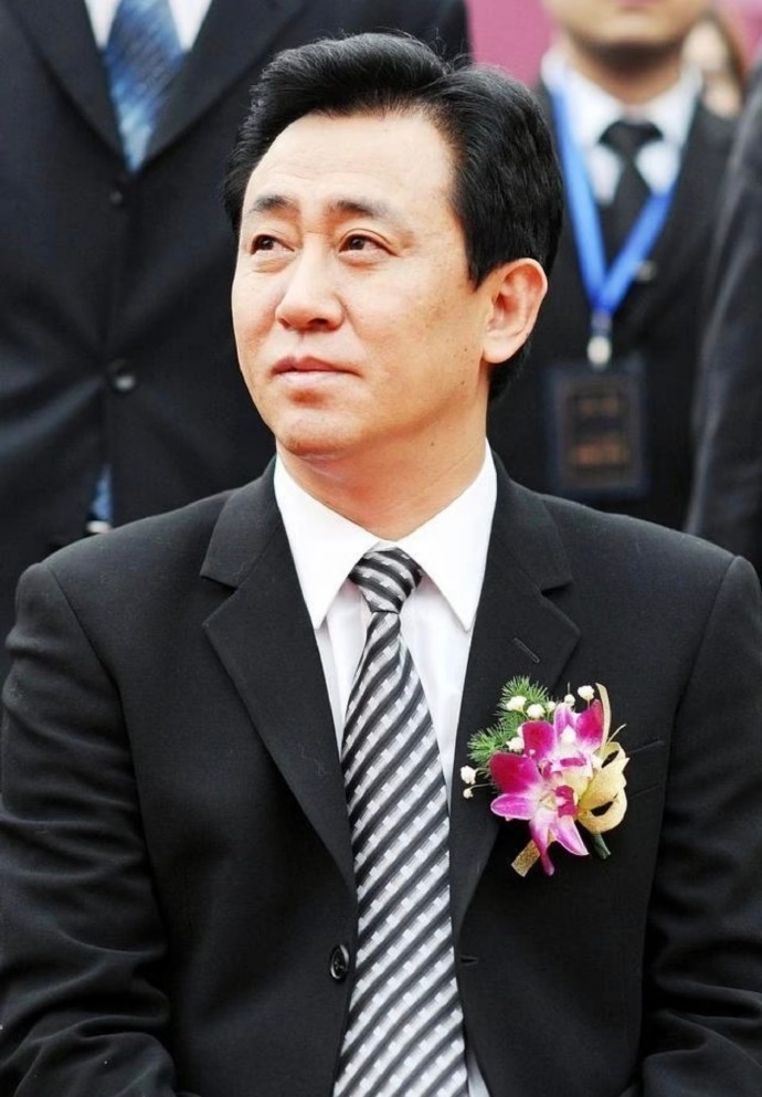 许家印满头白发许家印一审宣判，无期徒刑，没收全部个人财产。从昔日商业大佬到被告席