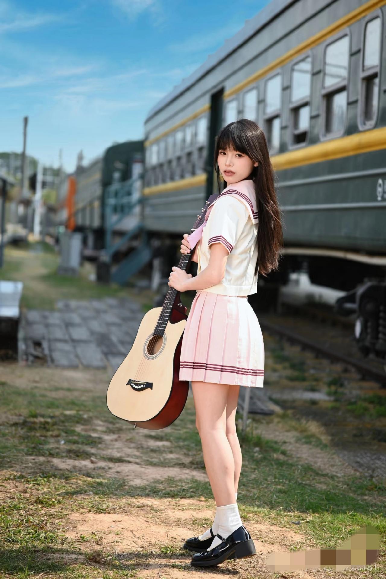 这种能开窗的绿皮火车，现在还有么？
不知道哪条线路还在跑，可以去坐坐……