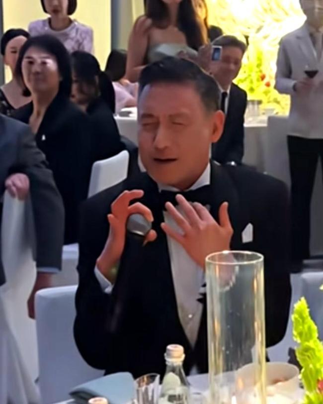 百亿富二代大婚，歌神张学友站台献唱
香港百亿富商胡家骅之子胡智同大婚，排面直接拉