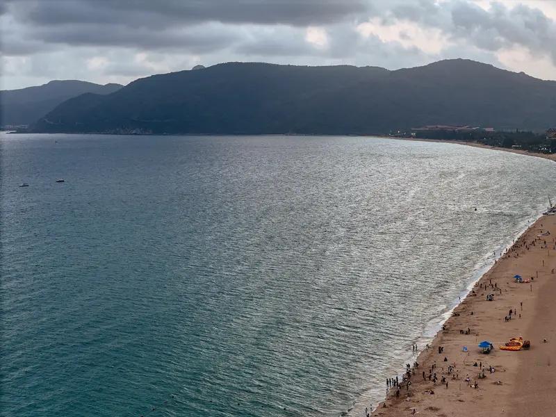 要发张图证明我去过海南？那必须是我在三亚亚龙湾拍的照片。照片里，我站在洁白如砂糖