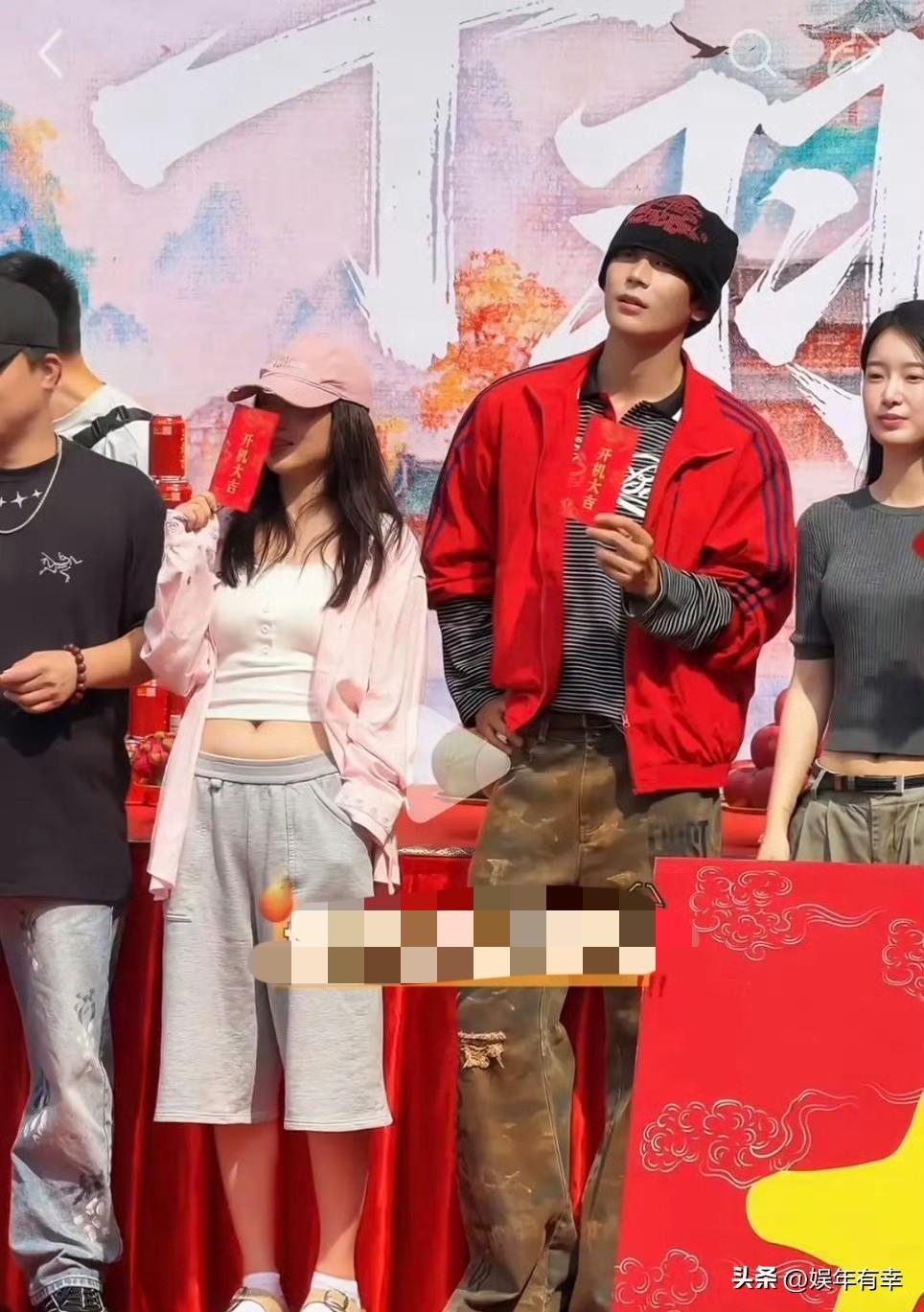 代露娃章时安主演的《千羽之城》今日开机，开机现场代露娃身穿露脐装引发网友热议。镜