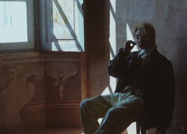 徐明浩版人生易如反掌 不盲目追随大众流行潮流，坚守属于自己的艺术表达理念，在创作
