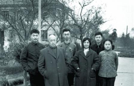 1951年上海，50岁的陈毅侧身搂住29岁的张茜。张茜当年在新四军战地服务团光彩
