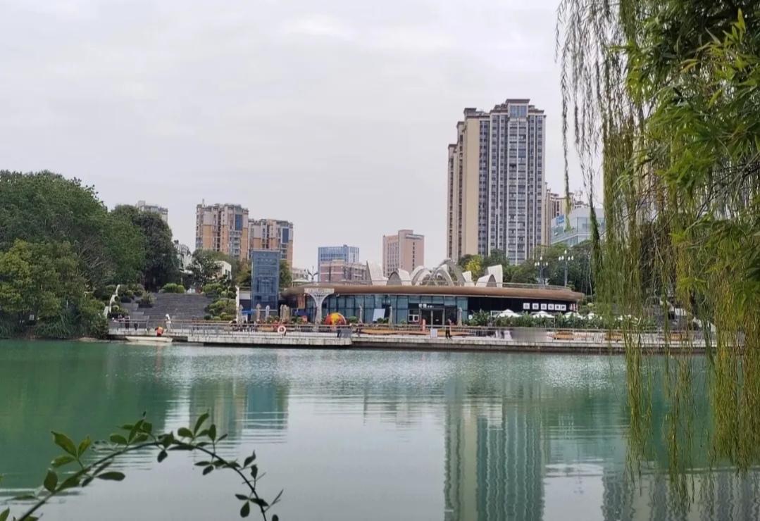 小寒，周末游绵阳市园艺湖

小寒，东北正是天寒料峭，漫山遍野白雪皑皑，人们在滑冰