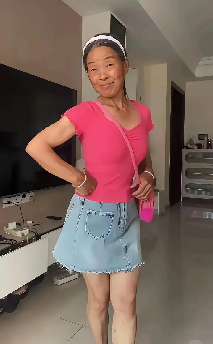 哎呀！明天要去参加朋友女儿的婚礼呢，特意穿了一件红T恤配牛仔短裙，是不是既时尚又