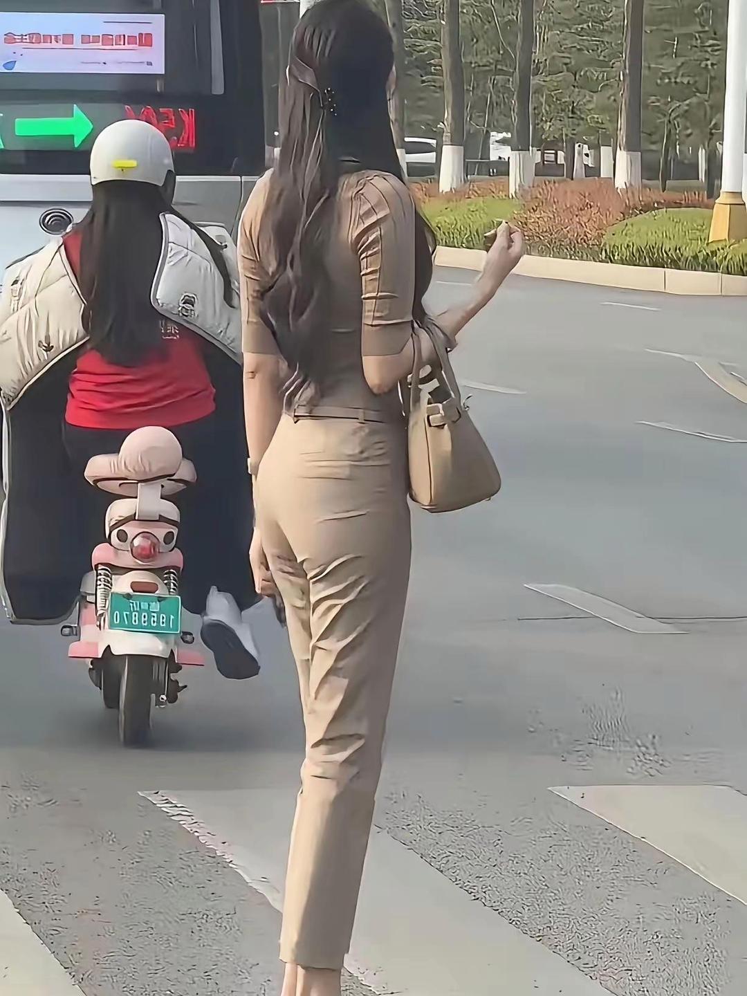 美女吸睛太养眼了！[赞][玫瑰]

某地街头，一位身材修长青春靓丽女子，吸引了我
