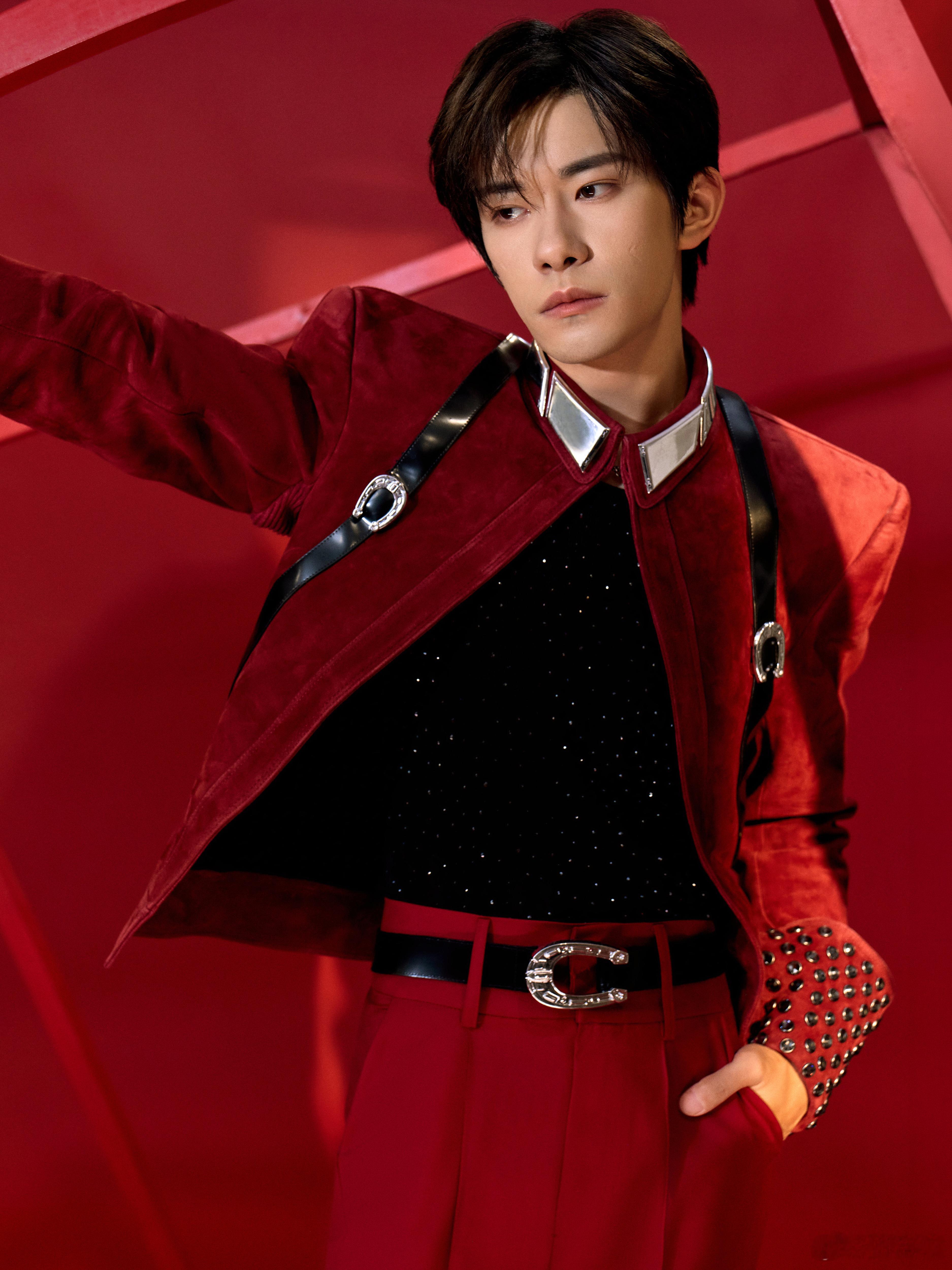 不愧是九登春晚的易烊千玺，红色西装外套配上黑色闪片背心，一出场就很亮眼！又会唱又