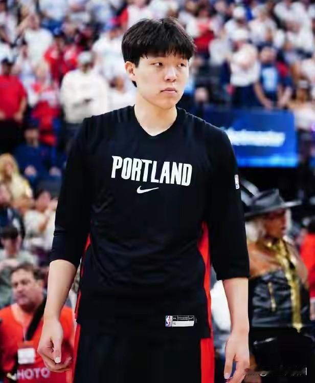 短短一天，
杨瀚森就被从发展联盟召回，
这个操作真的让人迷惑……
最重要的是开拓