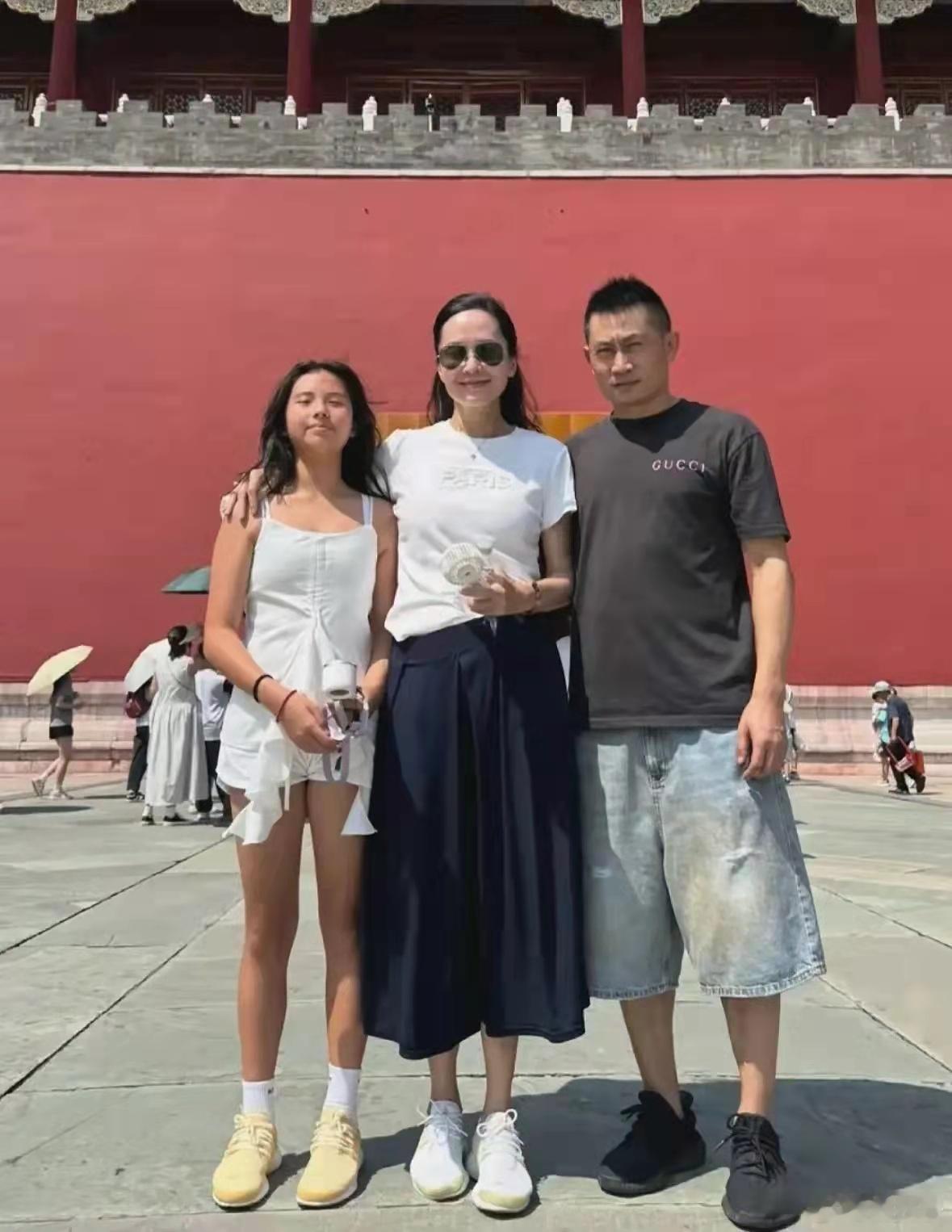 郭羡妮晒一家三口北京出游，女儿少有遗传妈妈美女基因，像爸爸！ ​​​