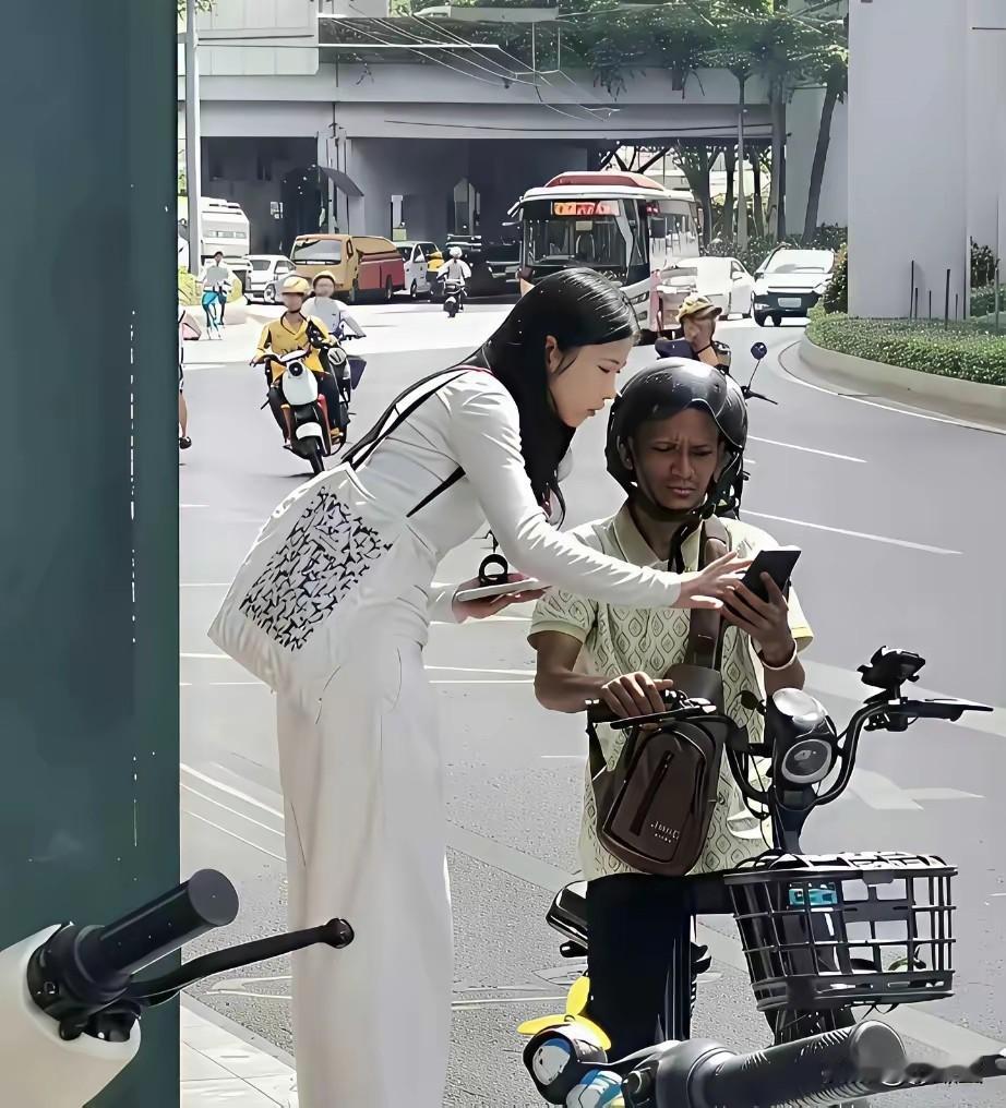 小伙子问路，美女细心指导地图。
没想到，小伙子双眼在看事业线。