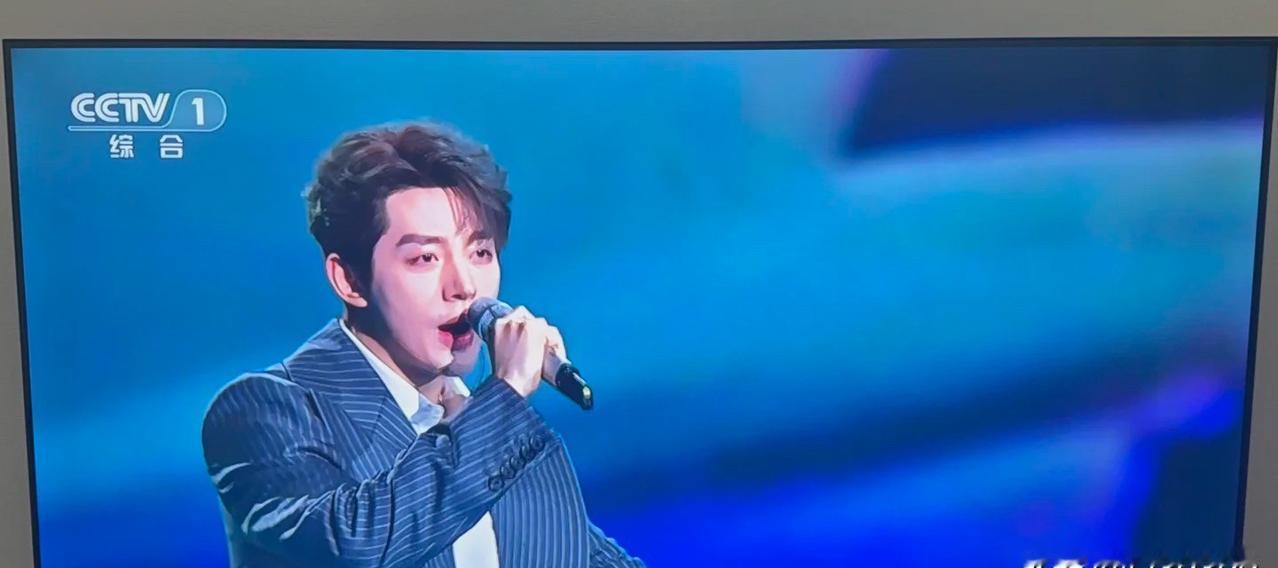 镁光灯刺得人眼晕。
王玉雯被三个记者堵在墙角，问题像刀子一样甩过来，关于那个绯闻