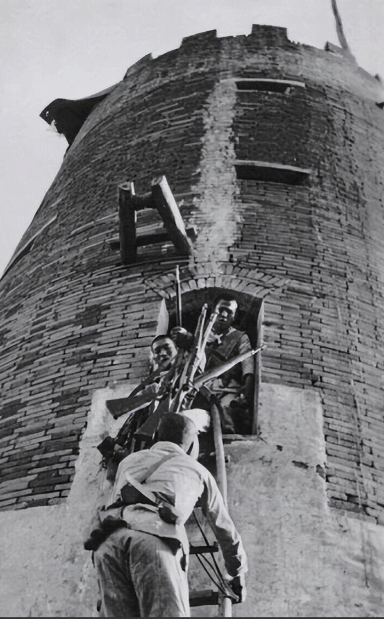 1939年，新四军夜袭日军据点，战士不慎踢翻水缸暴露行踪！日军放火阻敌，不料风向