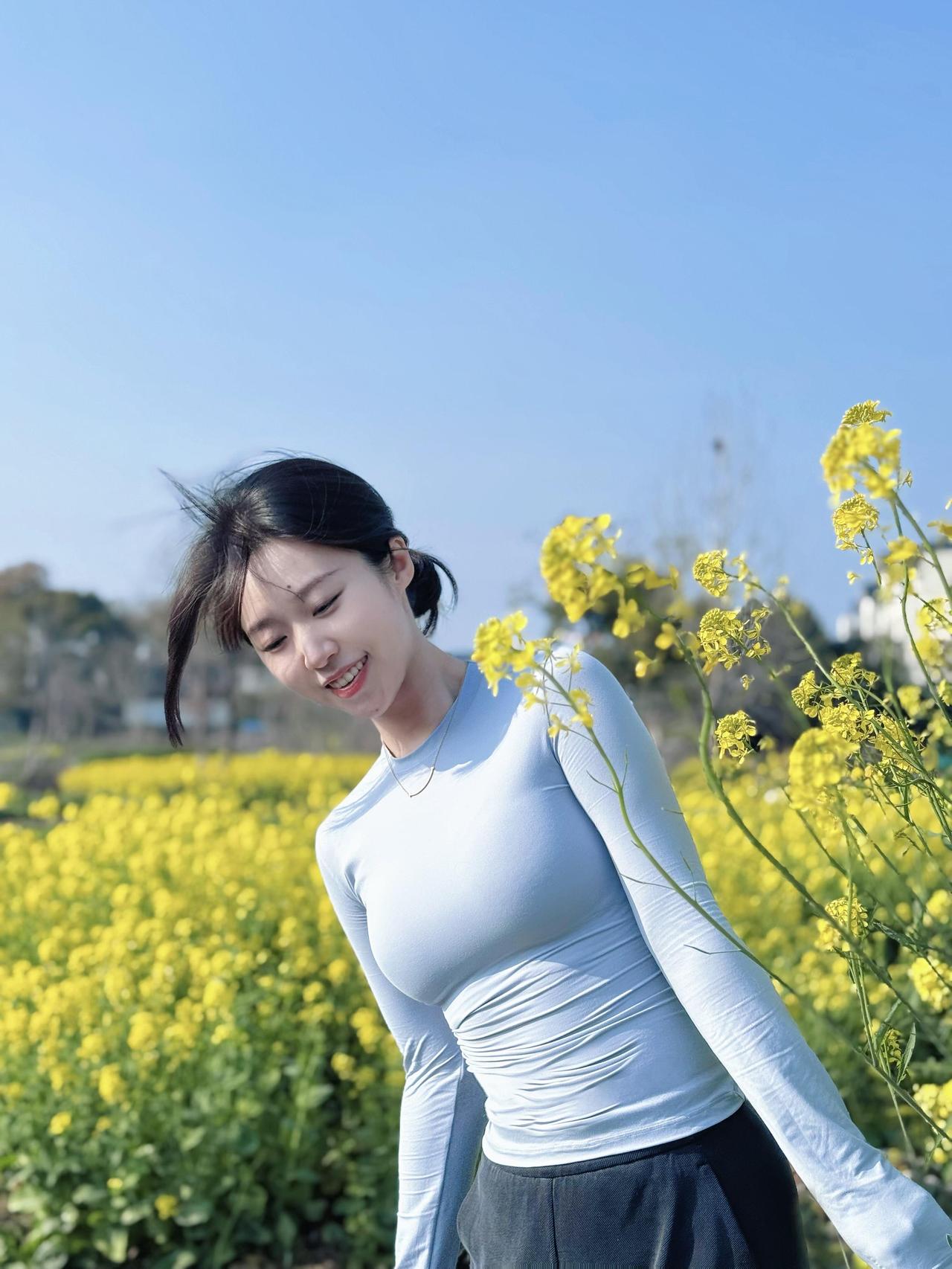 阳光下的花海，微笑的少女