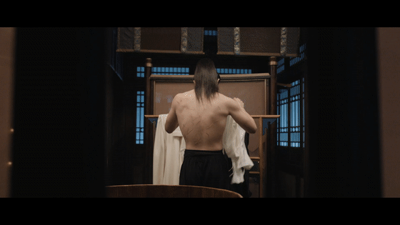 陈飞宇白日提灯沐浴戏陈飞宇的段胥沐浴戏，伤痕与热气交织，仿佛在诉说着不为人知的秘