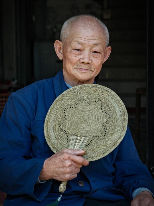能用10年的草编蒲扇，是89岁老爷爷的坚守。