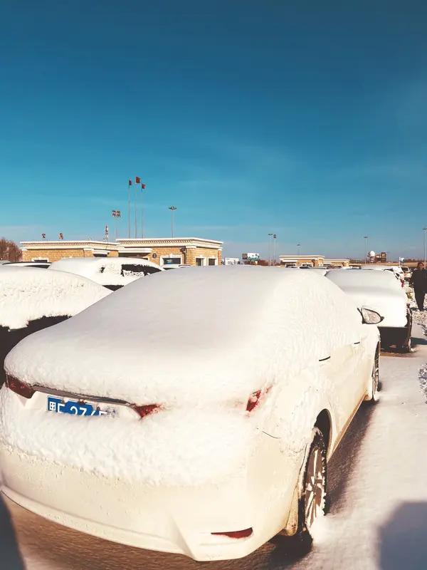 上联：送走冰天雪地，
下联：迎来春暖花开。