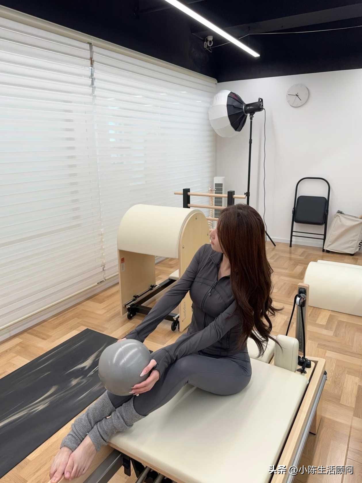 外面正下着暴雨但也影响不了我在这安安静静地地上瑜伽课[耶]