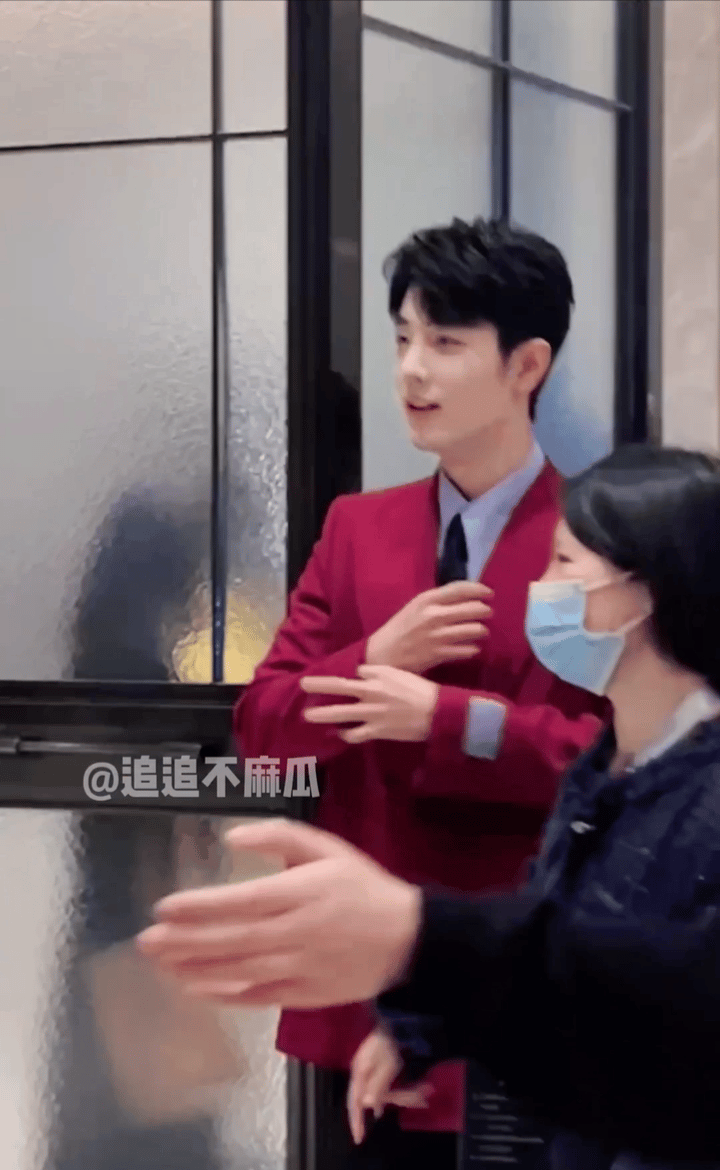 微风轻轻吹送，携落日与温柔相拥。战损版齐夏◎肖战超能片场出片