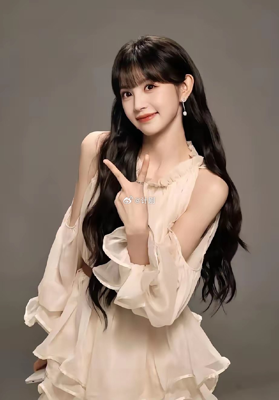 我敢说，田曦薇很大概率，马上就要彻底爆火了！她这次新剧是和张凌赫搭档，这俩人站在