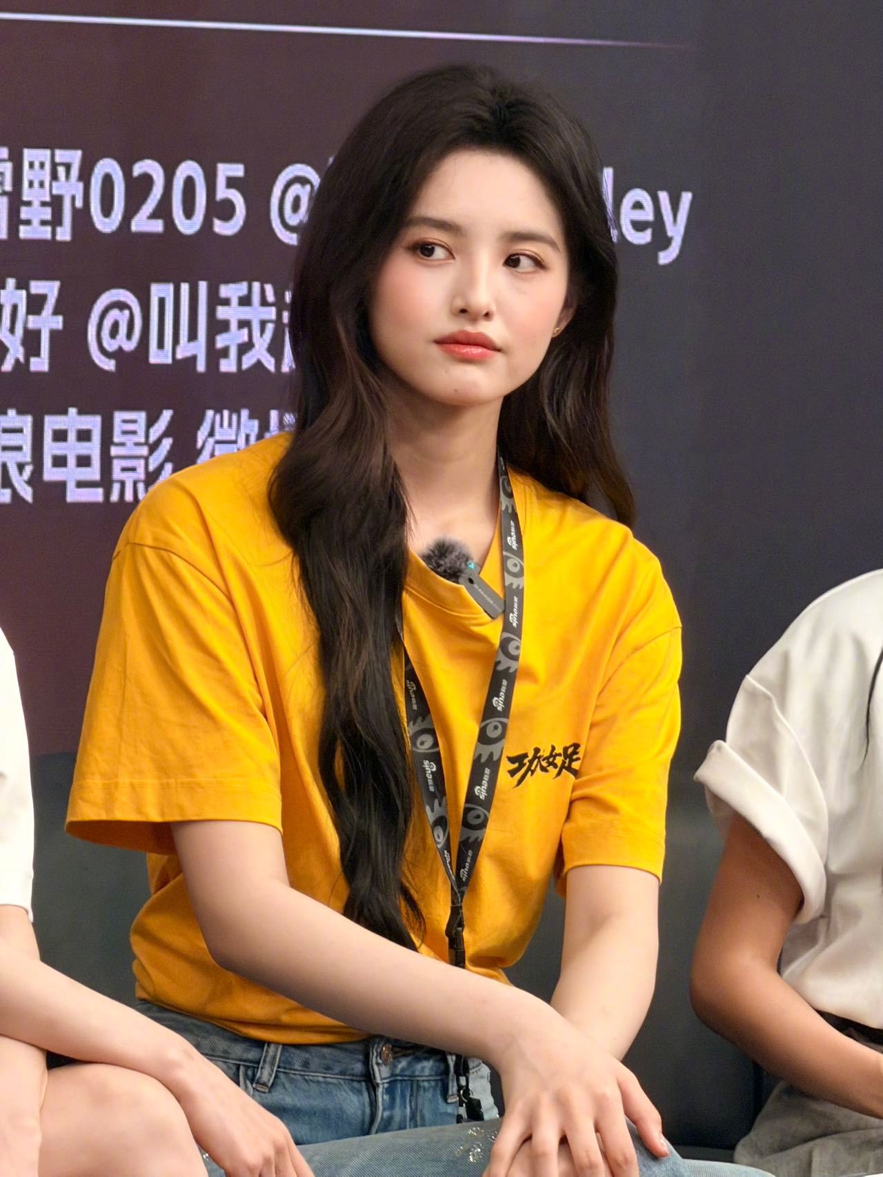 星女郎雪野新人美星女郎亮相电影《功夫女足》新浪扫楼！路透氛围感直接拉满，笑起来元