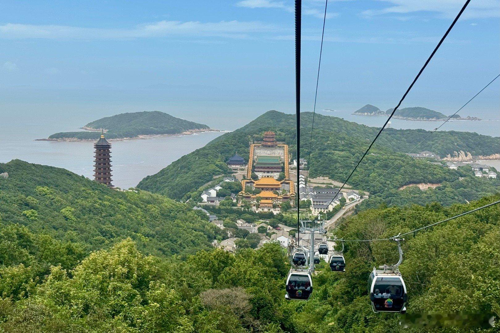 普陀山，观音菩萨道场。图2-3是第七批全国重点文物保护单位，普济寺，建筑是清代古