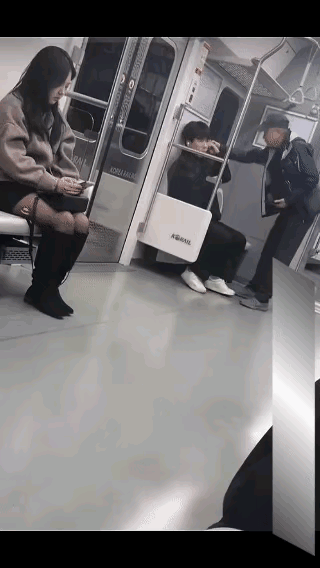 旁边都有那么多空座，这老头是没事找事啊？