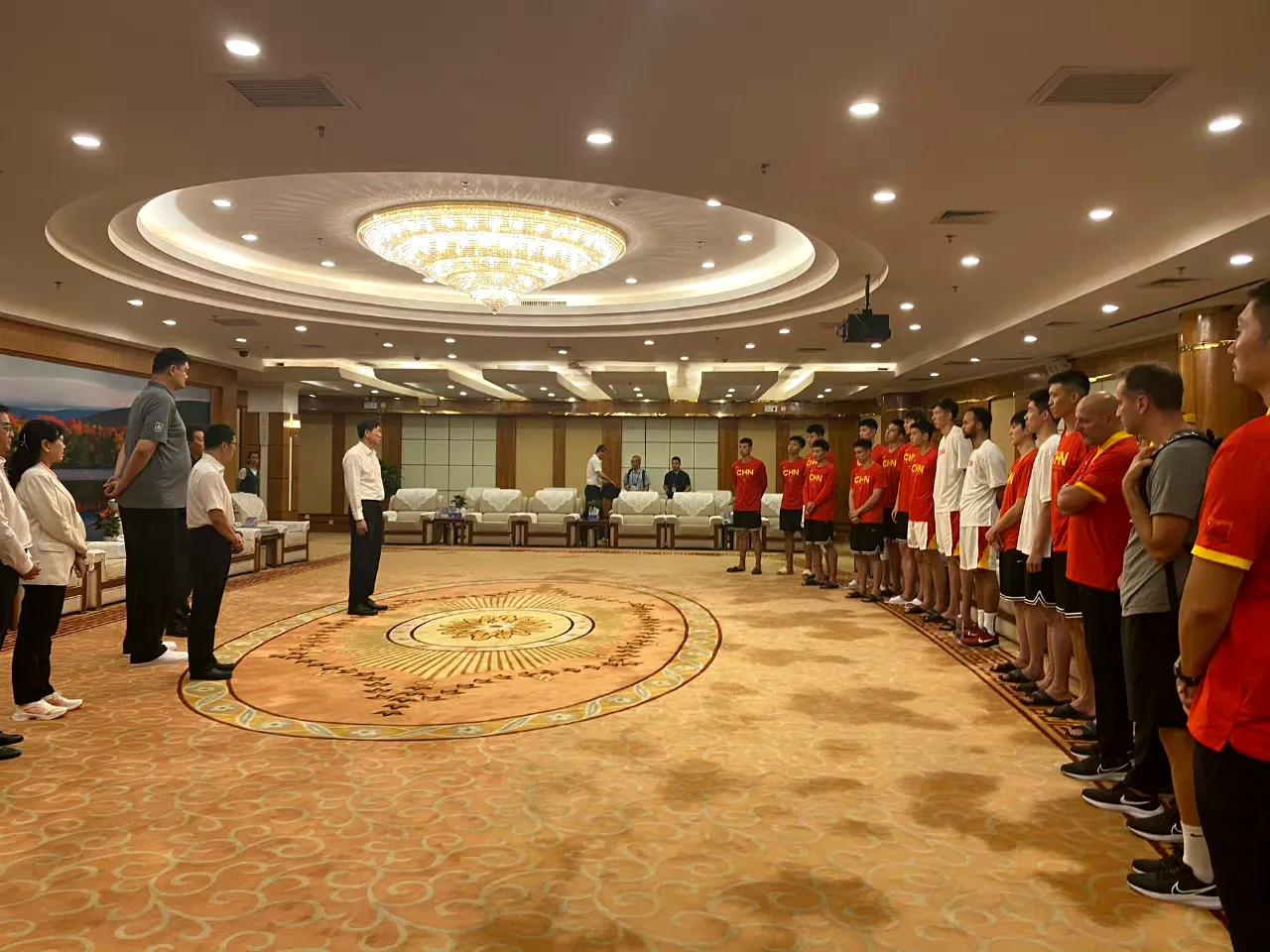 中国男篮全体立正听领导训话，乔尔杰维奇和李凯尔哪见过这种场面！

国家体育总局以