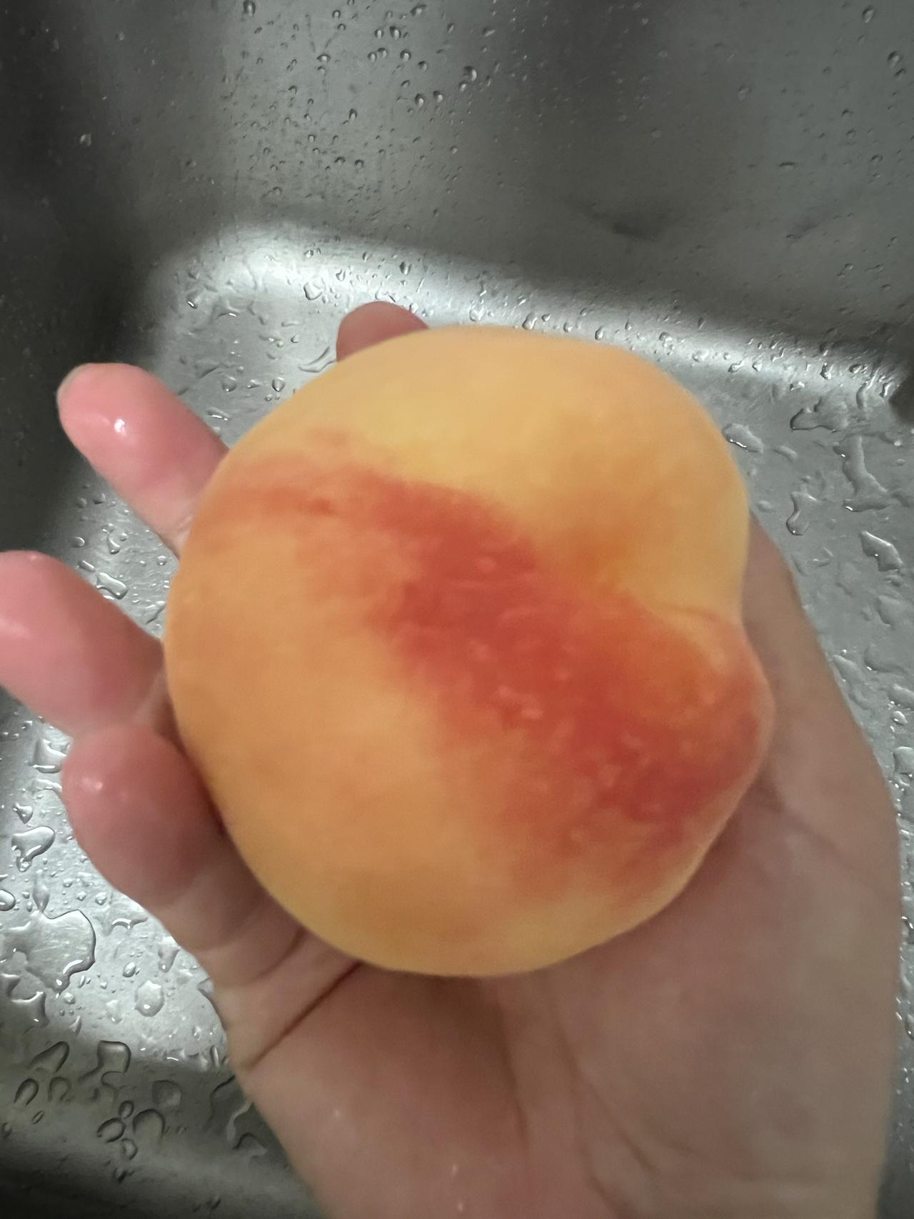 水蜜桃真能插吸管直接吸着吃？现实很少见，不是传说但门槛极高

又到了吃桃旺季，不