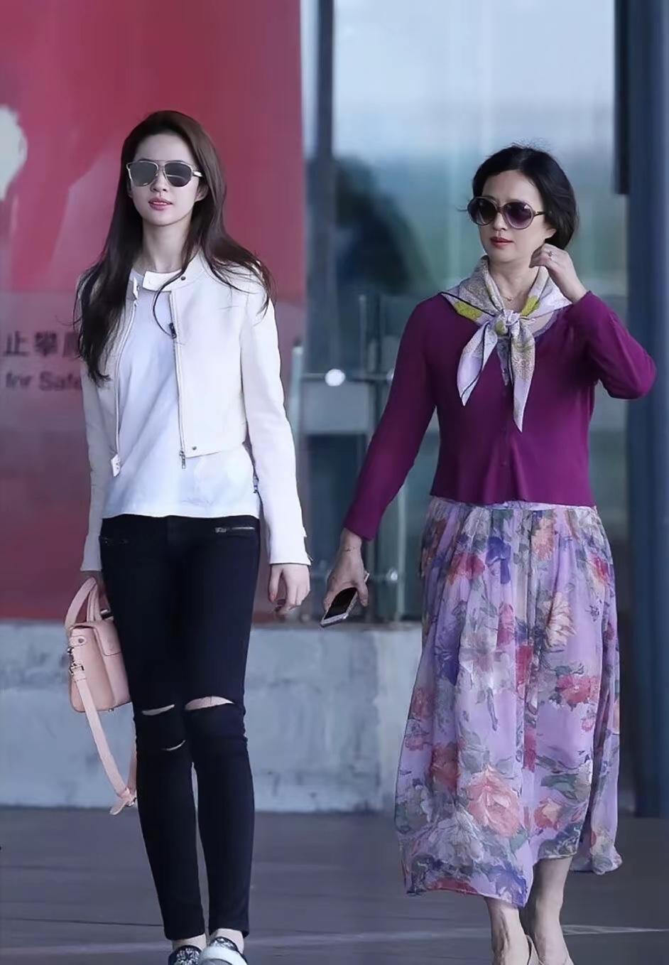 年轻时候的刘亦菲身材真好，旁边妈妈也非常有气质