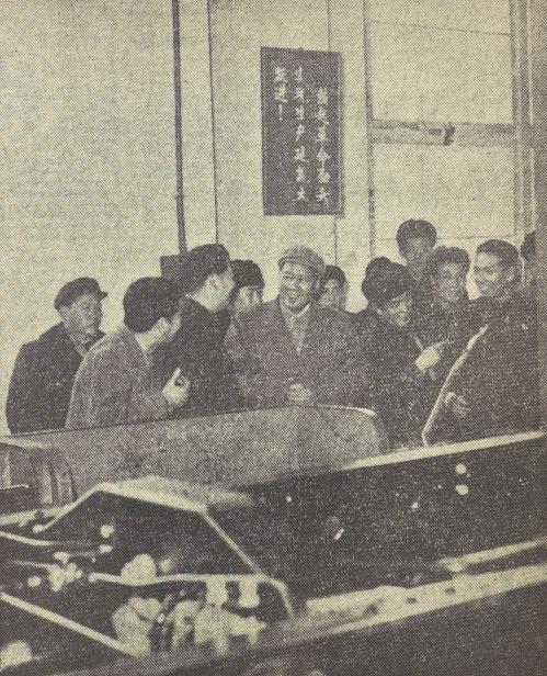 毛主席在长春第一汽车厂装配车间参观。侯 波摄
