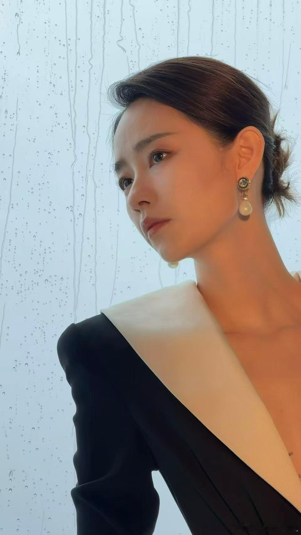 刘雅瑟深v开到腰了第十六届北京国际电影节红毯深V造型，美得也太超过了！优雅端庄的